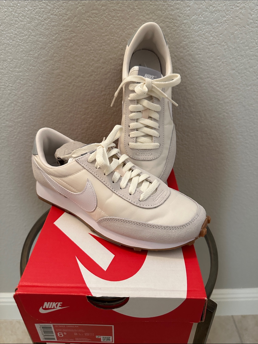 Nike Women's Cream And White Retro Runner Shoes